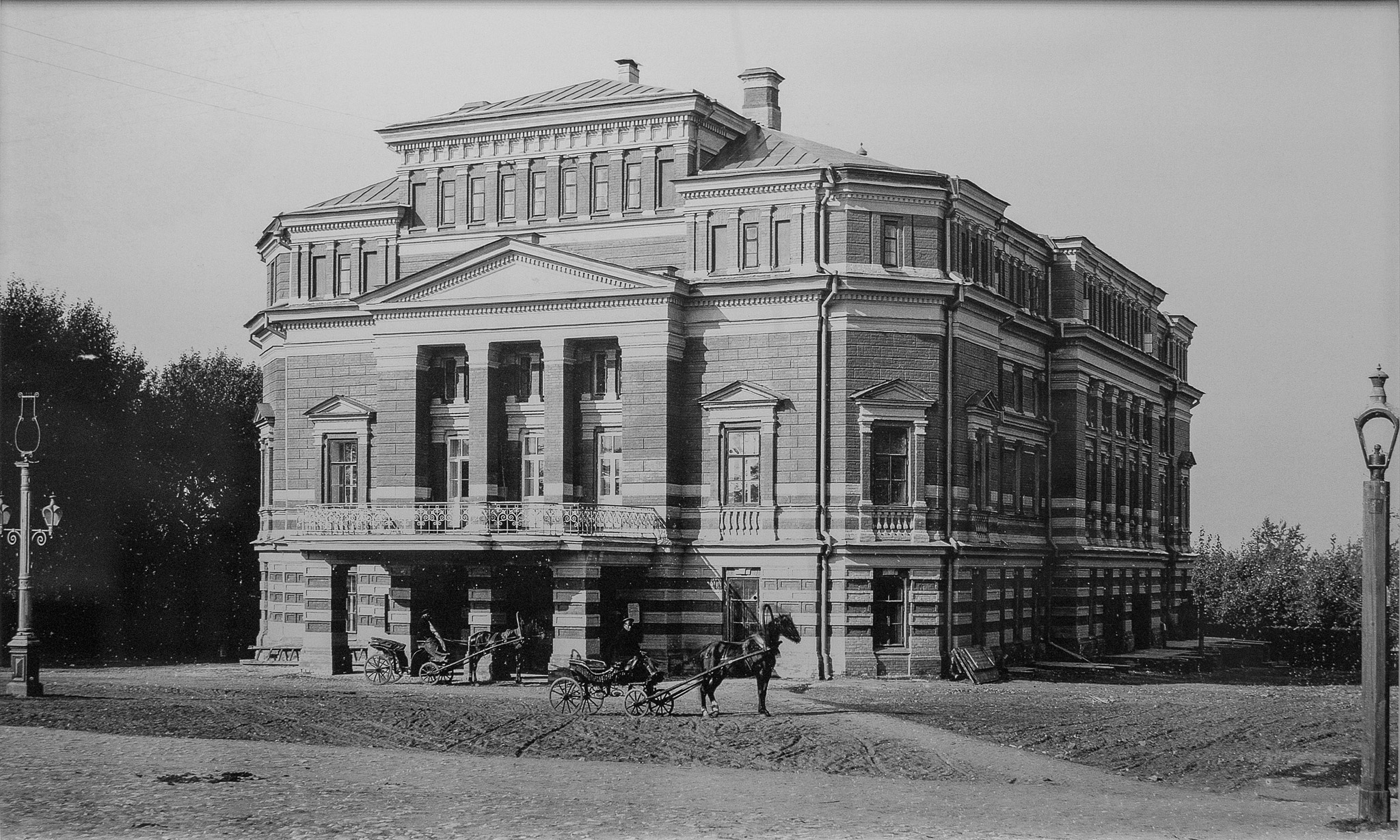 Пермский городской театр 1880 года постройки. Петропавловская, 25А, Пермь. (Фото: А.А. Якунин 1898-1903 гг.).